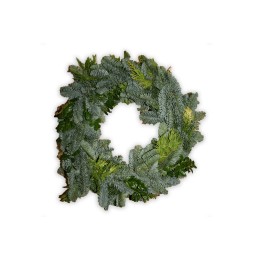 Een groene krans van dennen- en loofbladeren in een ronde vorm.