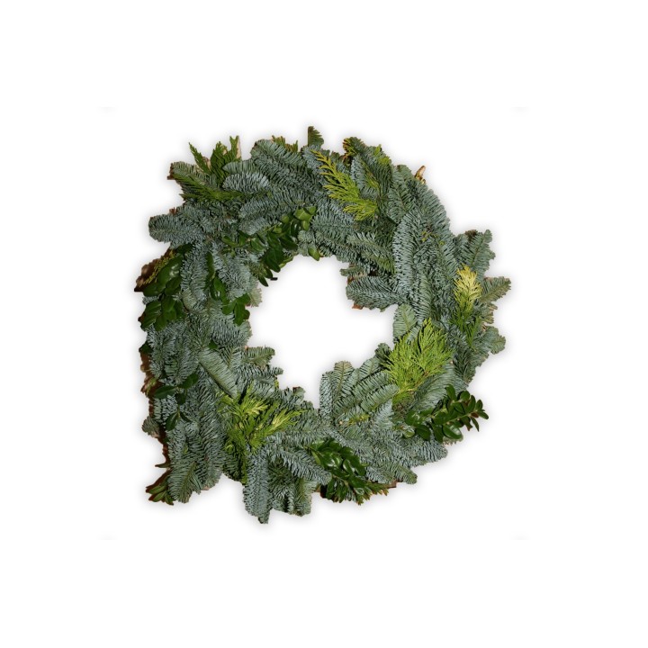 Een groene krans van dennen- en loofbladeren in een ronde vorm.