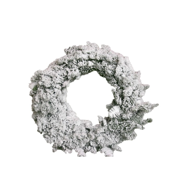 Een witte kerstkrans met een volle, zachte textuur en natuurlijke takken.
