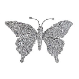 Een sprankelende zilveren vlinder, bedekt met glinsterende steentjes en elegante vormen.