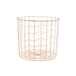 Een ronde, open mand van koperkleurig gaas met een golvende structuur.