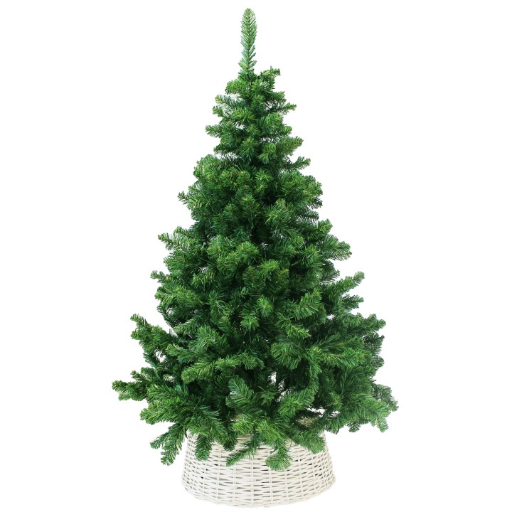 Groene kunstkerstboom in een witte, gevlochten mand, met volle takken en een spitse top.