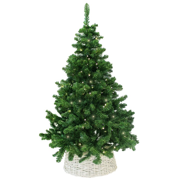 Groene kunstkerstboom met helder licht, geplaatst in een witte, gevlochten mand.