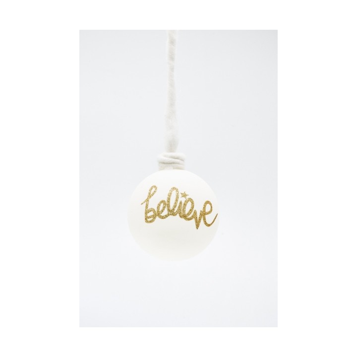 Witte kerstbal met gouden glitters en de tekst "believe", hangend aan een touwtje.