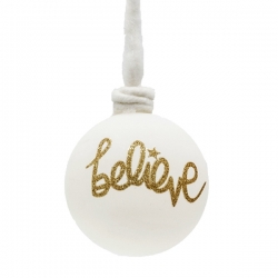 Witte kerstbal met glinsterende gouden tekst "believe" in elegante letters.