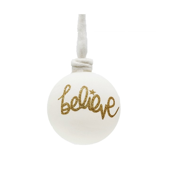 Witte kerstbal met glinsterende gouden tekst "believe" in elegante letters.