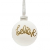 Witte kerstbal met glinsterende gouden tekst "believe" in elegante letters.