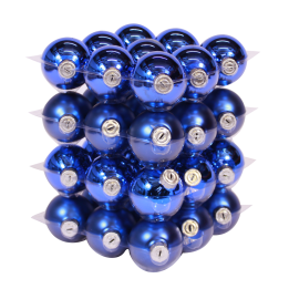 Blauwe, glanzende bollen gestapeld in een vierkante vorm, met metallic glans en reflecties.