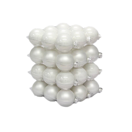 Een stapel glanzende witte ballen met een parelachtige afwerking op een zwarte achtergrond.