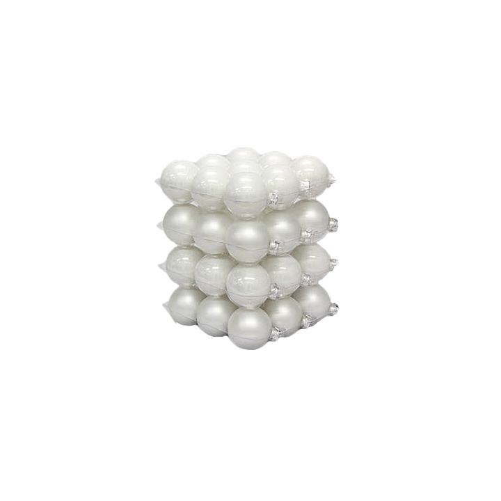 Een stapel glanzende witte ballen met een parelachtige afwerking op een zwarte achtergrond.