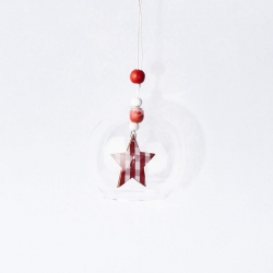 Een glazen bol met een rode ster en kleurrijke kralen, eenvoudig en speels.