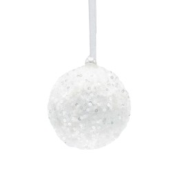Witte, glinsterende kerstbal met zilveren pailletten, hangend aan een doorzichtige band.