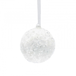 Witte, glinsterende kerstbal met zilveren pailletten, hangend aan een doorzichtige band.