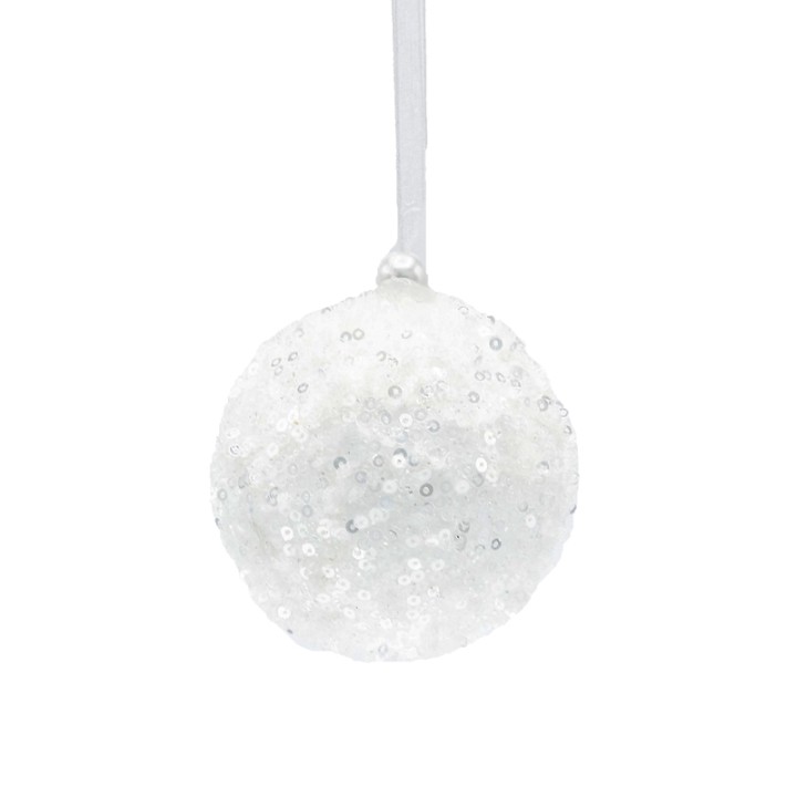 Witte, glinsterende kerstbal met zilveren pailletten, hangend aan een doorzichtige band.