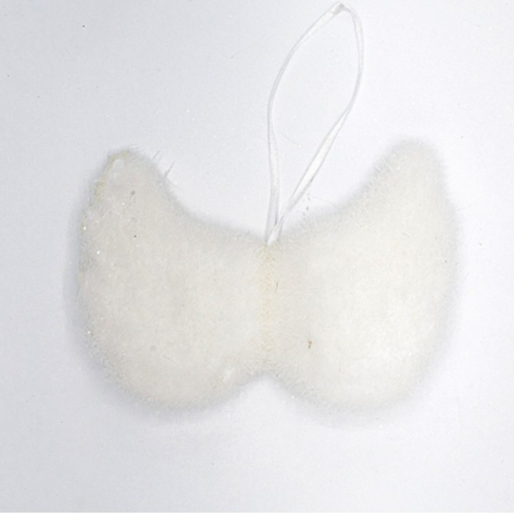 Witte, pluche vleugelvorm met een glanzende afwerking en een hanglusje aan de bovenkant.