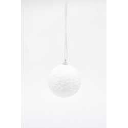 Witte, ronde kerstbal van zacht materiaal, hangend aan een dunne, zilveren draad.