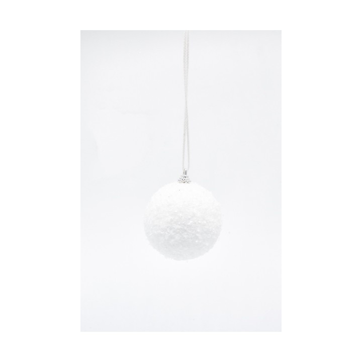 Witte, ronde kerstbal van zacht materiaal, hangend aan een dunne, zilveren draad.