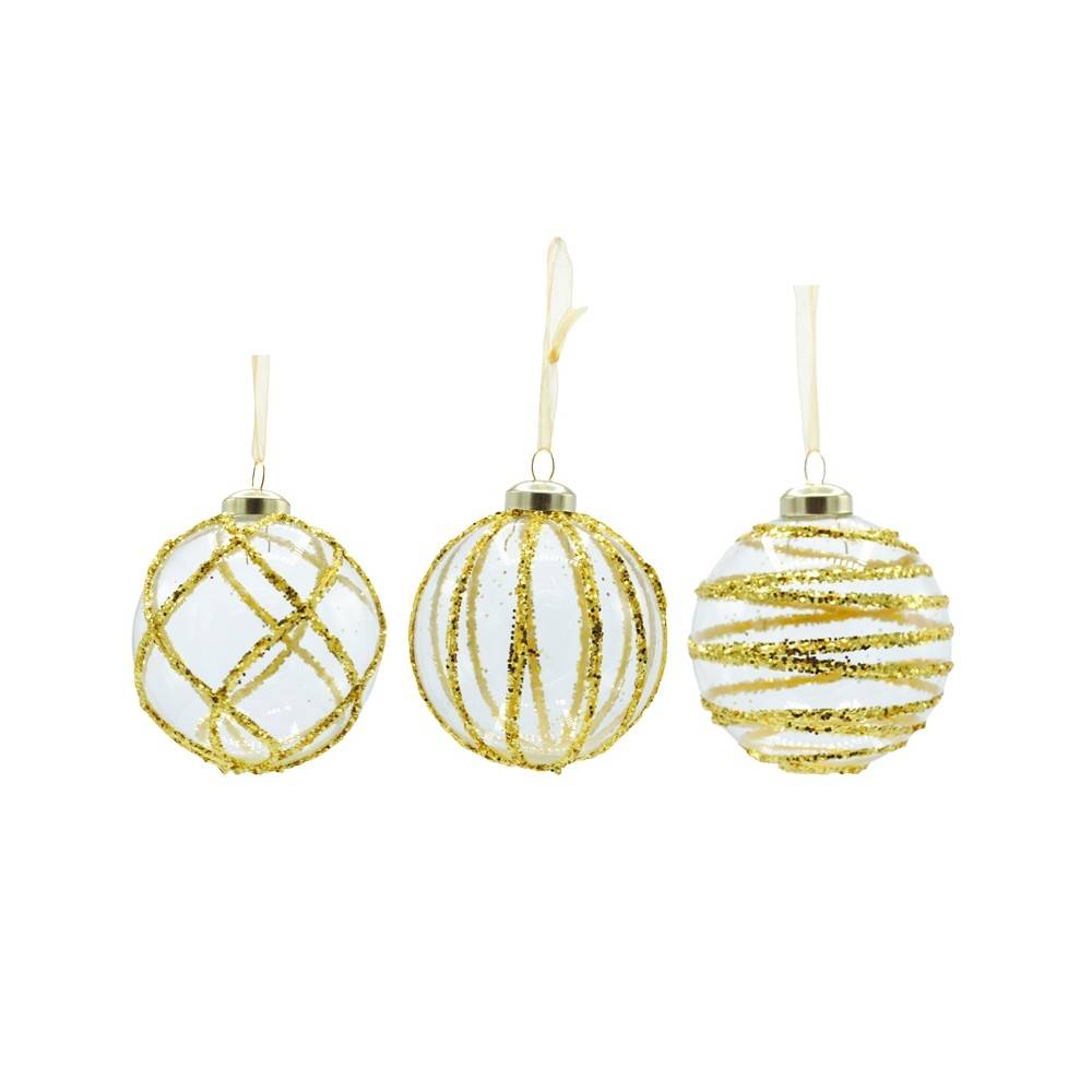 Drie glazen kerstballen met gouden glitters en elegante patronen, hangend aan linten.