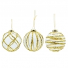 Drie glazen kerstballen met gouden glitters en elegante patronen, hangend aan linten.