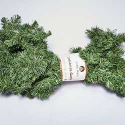 Groene kerstguirlande met kunstnaalden, gewikkeld rond een etiket. Fris en feestelijk.