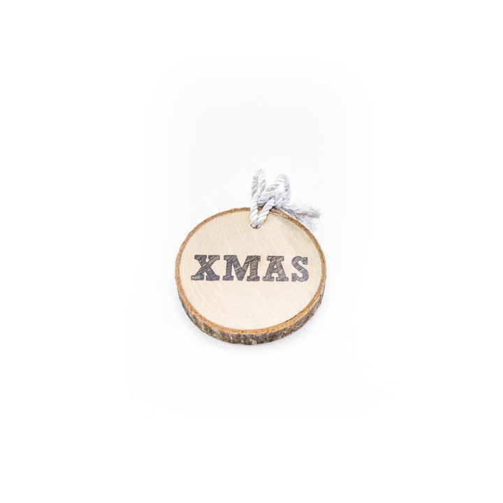 Ronde houten label met de tekst "XMAS" in zwarte letters, met een jute touwtje eraan.