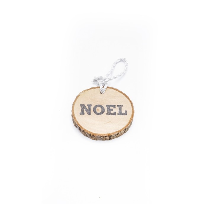 Houten label in natuurlijke kleur met het woord 'NOEL' in donkere letters, aan een wit touwtje.