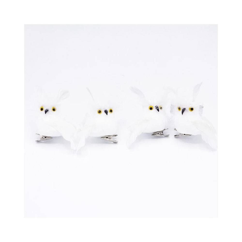 Vier schattige, witte uiltjes met gele ogen, bevestigd op metalen clips.