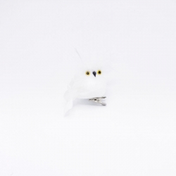 Een schattige, witte uil met grote, gele ogen en een metalen clip aan de onderkant.
