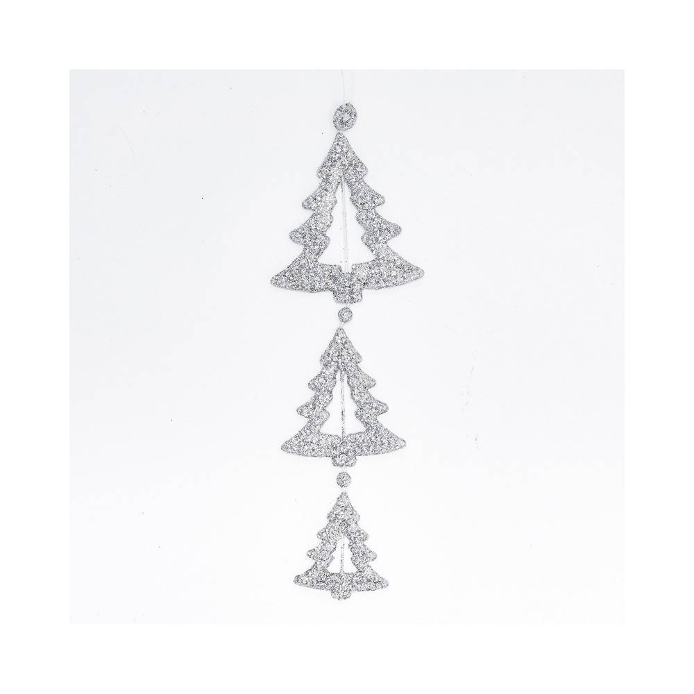 Glanzende, zilveren kerstboomdecoratie met uitgesneden details, hangend aan een dunne draad.