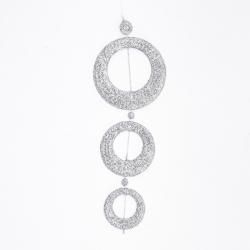 Drie glinsterende cirkels van glitter in aflopende grootte, hangend aan een dunne draad.