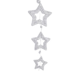Drie stervormige hangers van glinsterend zilver, versierd met sprankelende stenen.