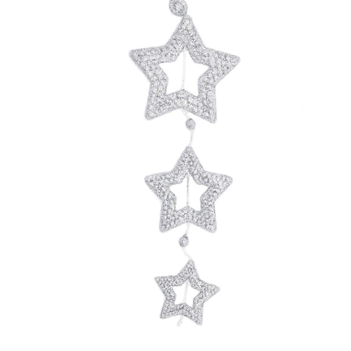 Drie stervormige hangers van glinsterend zilver, versierd met sprankelende stenen.