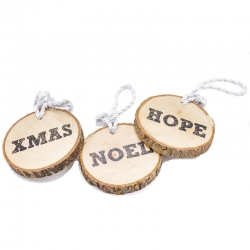 Drie houten schijven met touwen, bedrukt met de woorden "XMAS," "NOEL," en "HOPE."