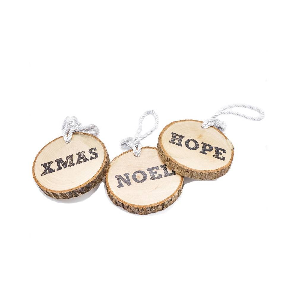 Drie houten schijven met touwen, bedrukt met de woorden "XMAS," "NOEL," en "HOPE."