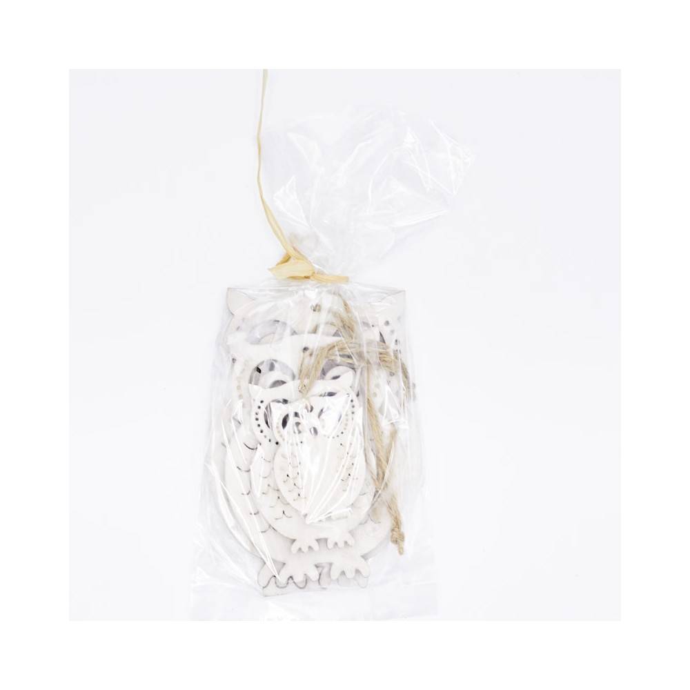 Transparante zak met witte, decoratieve houten figuren en een touwtje voor sluiting.