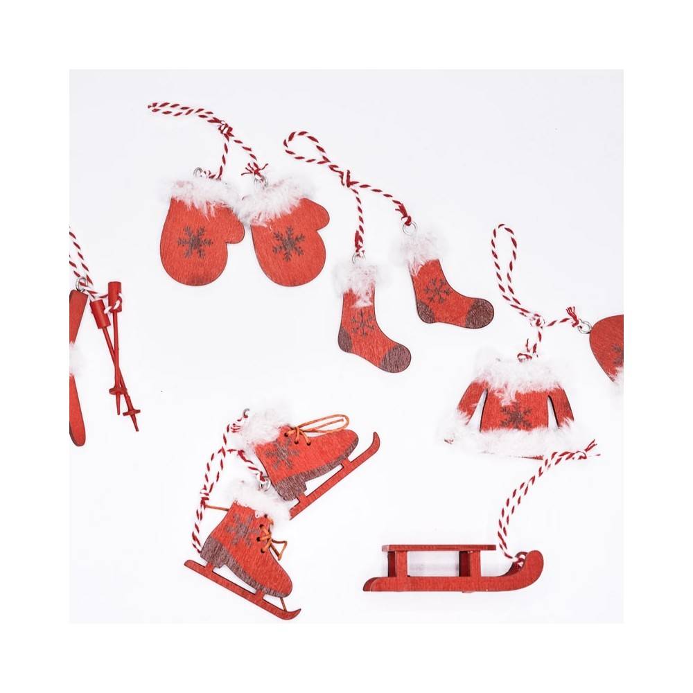 Houten kerstdecoraties in rood en wit, waaronder schaatsen, wanten en een slee.