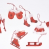 Houten kerstdecoraties in rood en wit, waaronder schaatsen, wanten en een slee.
