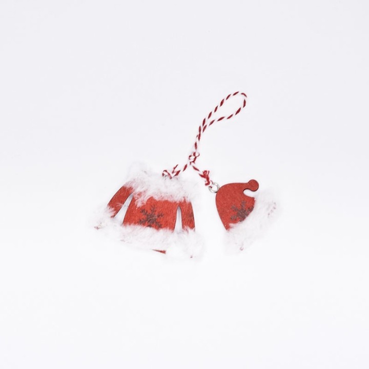 Klein kerstmannenkostuum in rood met witte bont, hangend aan een touwtje.