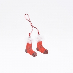 Kleine, rode kerstlaarsjes met een witte bontrand en een touwtje om op te hangen.