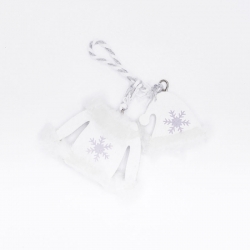 Twee witte kerstversieringen in de vorm van handschoenen en een muts, met sneeuwvlokken en pluizi...