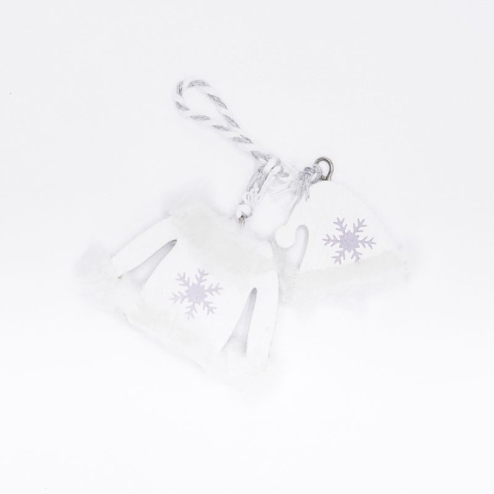 Twee witte kerstversieringen in de vorm van handschoenen en een muts, met sneeuwvlokken en pluizi...