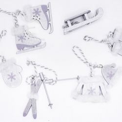 Houten kerstdecoraties in zachte tinten met schaatsen, een slee, wanten en sneeuwvlokken.