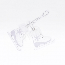 Witte schaatsen met sneeuwvlokken, versierd met een zachte rand en een touwtje.