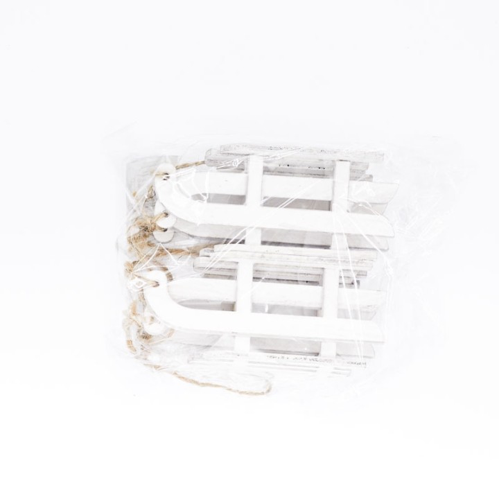 Twee witte houten sleetjes verpakt in plastic, met een touw voor het trekken.