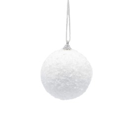Witte kerstbal met een glinsterende afwerking, hangt aan een dunne, zilveren draad.