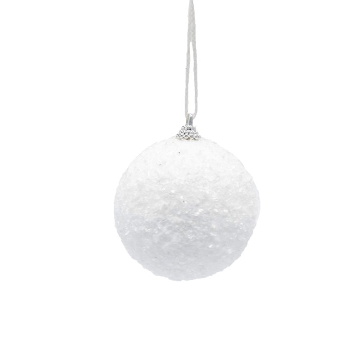 Witte kerstbal met een glinsterende afwerking, hangt aan een dunne, zilveren draad.