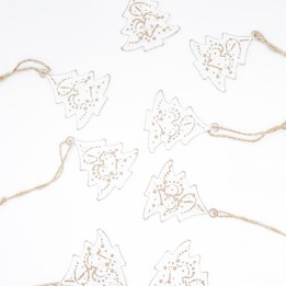 Witte kerstboompjes van papier met gouden details, aan jute touwtjes bevestigd.