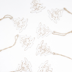 Witte kerstboompjes van papier met gouden details, aan jute touwtjes bevestigd.