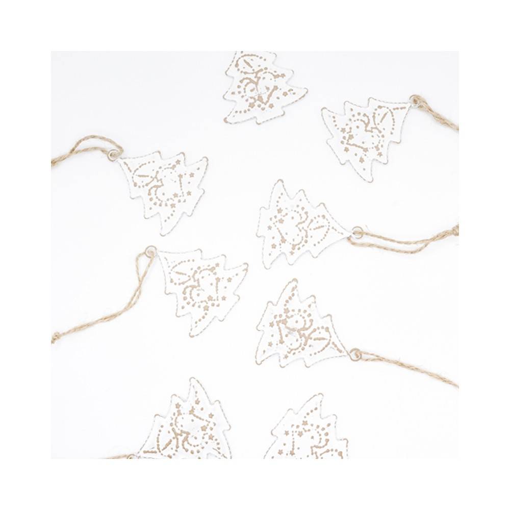 Witte kerstboompjes van papier met gouden details, aan jute touwtjes bevestigd.