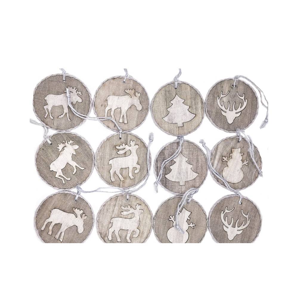 Houten kerstdecoraties in ronde vormen, met witte figuren van dieren en bomen.